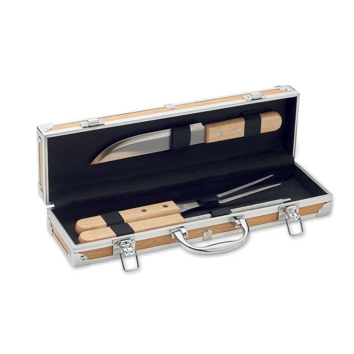 3 utensílios de churrasco