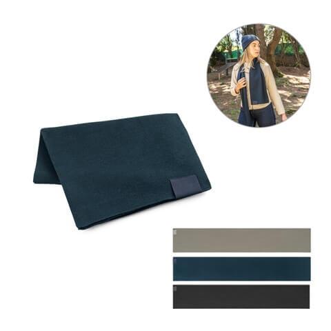 SERENITY. Cachecol em poliéster reciclado (100% rPET) com um detalhe costurado para personalização