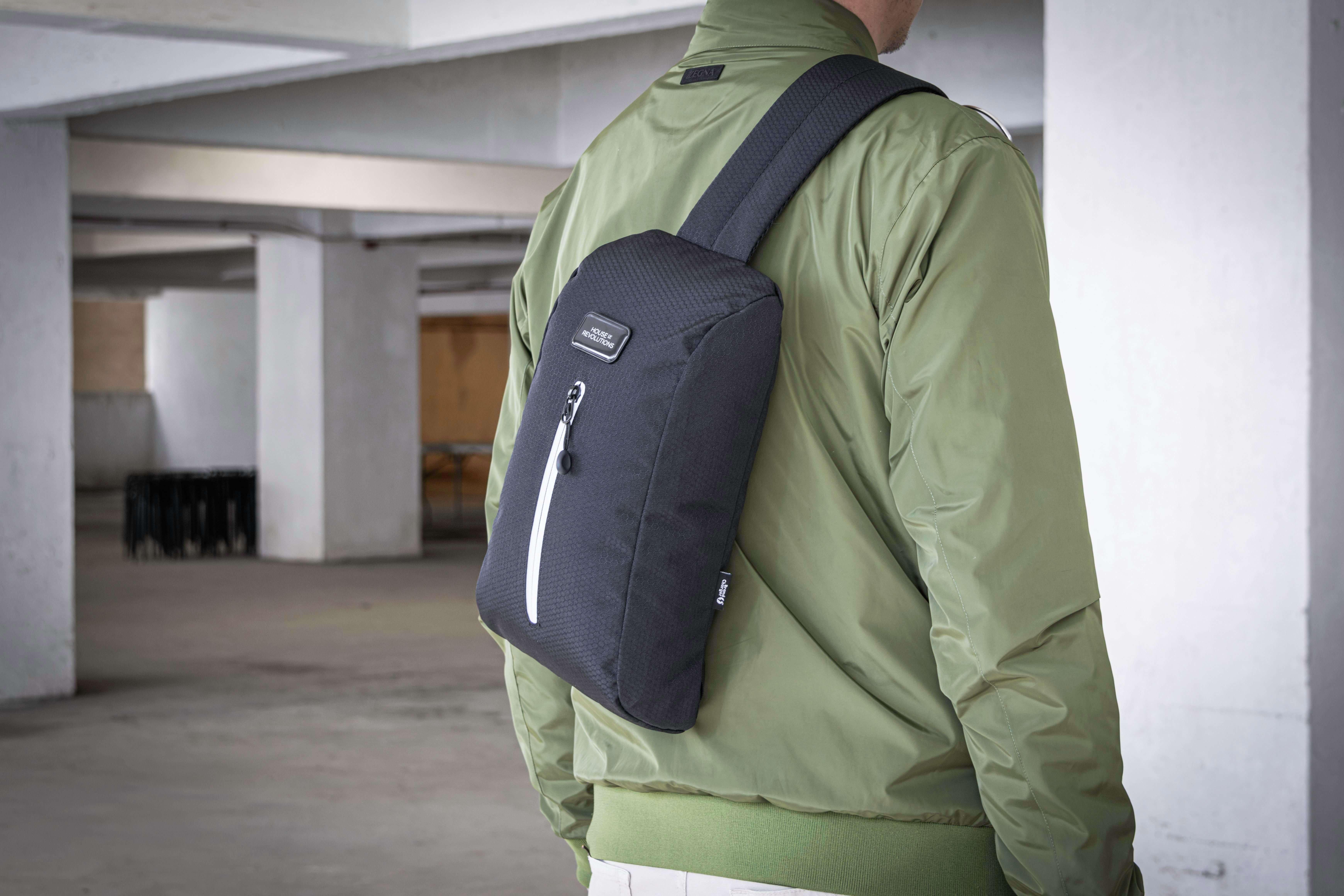 Giving 1163627 1 impr 1199455 Mochila BrandCharger Sling - Image 7